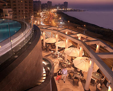 Four Seasons Hotel Alexandria > Bleu Bar > Die angenehm frische Meeresbrise und ein Wasserfall verleihen der in der Saison geöffneten Freiluft-Lounge ihr reizendes, sommerliches Flair.